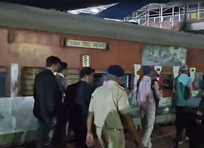 আপ হাওড়া-পঞ্জাব মেলে বোমাতঙ্ক: চন্দনপুর স্টেশনে দীর্ঘক্ষণ দাঁড়িয়ে ট্রেন, ব্যাপক তল্লাশি