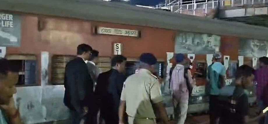 আপ হাওড়া-পঞ্জাব মেলে বোমাতঙ্ক: চন্দনপুর স্টেশনে দীর্ঘক্ষণ দাঁড়িয়ে ট্রেন, ব্যাপক তল্লাশি