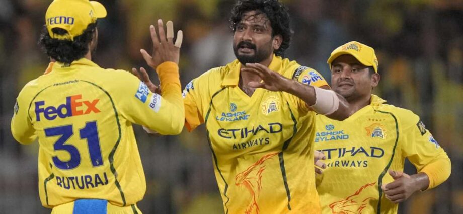 আইপিএলে বড় ধাক্কা চেন্নাই শিবিরে: চোটের কবলে মরসুম থেকে ছিটকে গেলেন খলিল আহমেদ