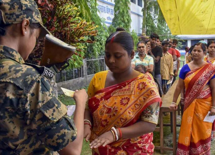 দ্বিতীয় দফার ভোট বুধবার: ভোটার কার্ড না থাকলেও ভোট দেওয়ার উপায় জানাল কমিশন