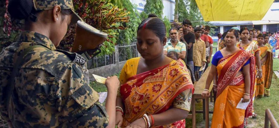 দ্বিতীয় দফার ভোট বুধবার: ভোটার কার্ড না থাকলেও ভোট দেওয়ার উপায় জানাল কমিশন