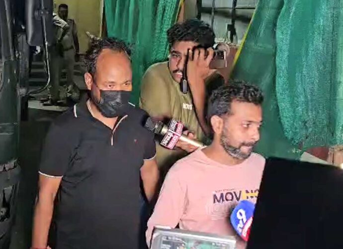 চার দশকের আড়াল ভেঙে প্রথমবার ক্যামেরার সামনে সানি-পত্নী পূজা: স্ত্রীর আড়ালে থাকার রহস্য ফাঁস করলেন অভিনেতা