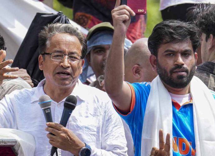 নিট-ইউজি সহ একাধিক পরীক্ষায় অনিয়মের অভিযোগ: কেন্দ্রীয় শিক্ষামন্ত্রীর পদত্যাগের দাবিতে দিল্লিতে ‘ককরোচ জনতা পার্টি’-র মেগা বিক্ষোভ নিট-ইউজি সহ একাধিক পরীক্ষায় অনিয়মের অভিযোগ: কেন্দ্রীয় শিক্ষামন্ত্রীর পদত্যাগের দাবিতে দিল্লিতে ‘ককরোচ জনতা পার্টি’-র মেগা বিক্ষোভ