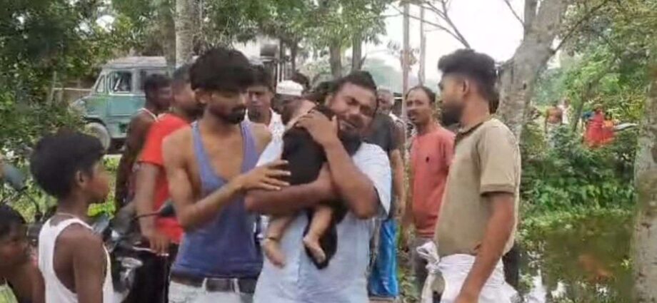 রাতে মায়ের কাছে ঘুমিয়েছিল ৬ মাসের কন্যা, দুপুরে উদ্ধার ডোবা থেকে! শিশুর রহস্যমৃত্যুতে গ্রেফতার কাকিমা