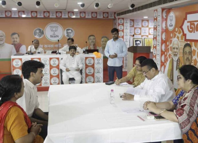 মুখ্যমন্ত্রীর ‘জনতার দরবার’-এ সন্তানহারা দুই মা; দ্রুত ন্যায়বিচার ও চিকিৎসার খরচ বহনের আশ্বাস শুভেন্দুর