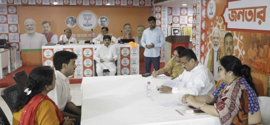 মুখ্যমন্ত্রীর ‘জনতার দরবার’-এ সন্তানহারা দুই মা; দ্রুত ন্যায়বিচার ও চিকিৎসার খরচ বহনের আশ্বাস শুভেন্দুর