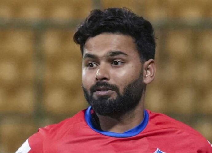 ১২ কোটি টাকা বেতন কমিয়ে ‘ঘরে’ ফেরার পথে পন্থ! সৌরভের দিল্লিতে আবার দেখা যেতে পারে ঋষভকে, ব্যাটিং কোচ হচ্ছেন যুবরাজ