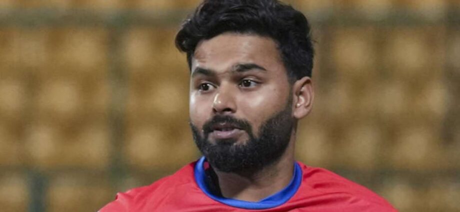 ১২ কোটি টাকা বেতন কমিয়ে ‘ঘরে’ ফেরার পথে পন্থ! সৌরভের দিল্লিতে আবার দেখা যেতে পারে ঋষভকে, ব্যাটিং কোচ হচ্ছেন যুবরাজ