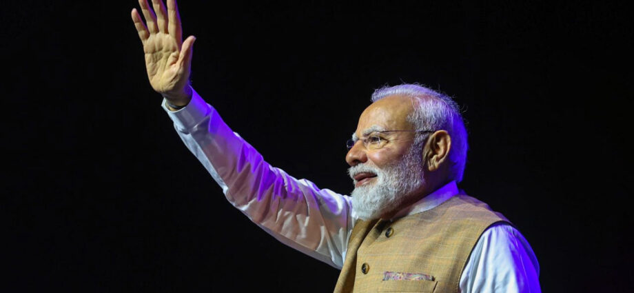 পরীক্ষার্থীদের সুবিধার্থে বিমানবন্দরে ৪৫ মিনিট অপেক্ষা প্রধানমন্ত্রীর, কড়া নিরাপত্তায় দেশজুড়ে নিট পুনঃপরীক্ষা