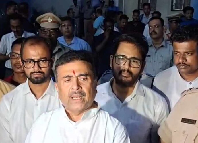 বাগনানে নিহত বিজেপি কর্মীর বাড়িতে মুখ্যমন্ত্রী শুভেন্দু অধিকারী, ‘পাতাল খুঁড়েও খুনিদের ধরার’ নির্দেশ, সিআইডি তদন্তের অগ্রগতি পর্যালোচনা
