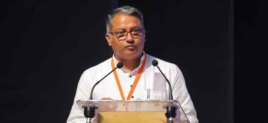 রাজ্যের ৫১টি আইটিআই-এর দায়িত্ব যাচ্ছে বেসরকারি সংস্থার হাতে, বণিকসভায় বড় ঘোষণা কারিগরি শিক্ষামন্ত্রীর