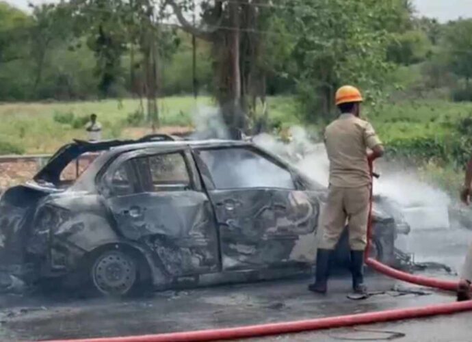 কর্ণাটকে মাঝরাস্তায় চলন্ত গাড়িতে প্রেমিকাকে ছুরিকাঘাত, অতঃপর বোমা বিস্ফোরণে প্রেমিকের মৃত্যু