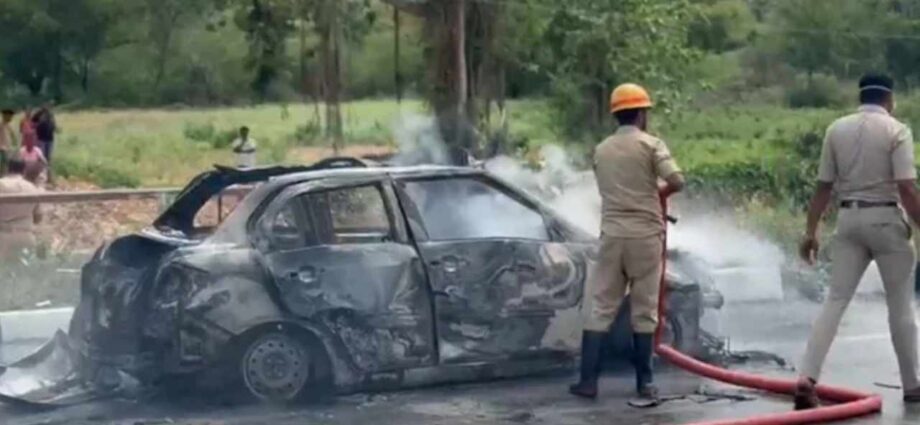 কর্ণাটকে মাঝরাস্তায় চলন্ত গাড়িতে প্রেমিকাকে ছুরিকাঘাত, অতঃপর বোমা বিস্ফোরণে প্রেমিকের মৃত্যু