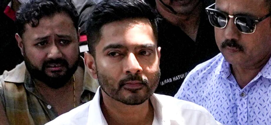 চোখের চিকিৎসার জন্য বিদেশযাত্রার আর্জি: কলকাতা হাইকোর্টের নির্দেশের পর সুপ্রিম কোর্টের দ্বারস্থ অভিষেক বন্দ্যোপাধ্যায়