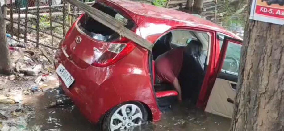 ড্রাইভিং শিখতে গিয়ে অনভিপ্রেত দুর্ঘটনা: কেষ্টপুরে নিয়ন্ত্রণ হারিয়ে পুকুরে পড়ল নতুন গাড়ি, মৃত্যু বধূর