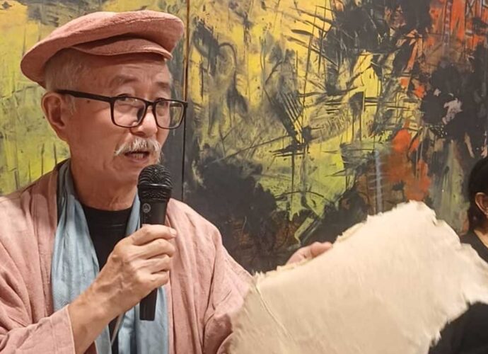 বাংলার মাটিতে জাপানি ‘ওয়াশি’ কাগজের নবজাগরণ: বিশ্বখ্যাত শিল্পী আসাও শিমুরার কর্মশালায় মুগ্ধ শিল্পমহল
