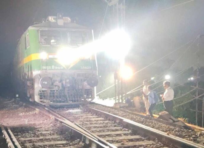 প্রায় ৬৫ ঘণ্টা পর স্বাভাবিক হল উত্তরবঙ্গ ও দক্ষিণবঙ্গের রেল যোগাযোগ, ফরাক্কায় সচল হলো লাইন