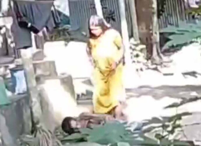 অসুস্থ বাবাকে বেধড়ক মারধরের অভিযোগ মেয়ের বিরুদ্ধে, হাবড়ার ভাইরাল ভিডিওয় শোরগোল