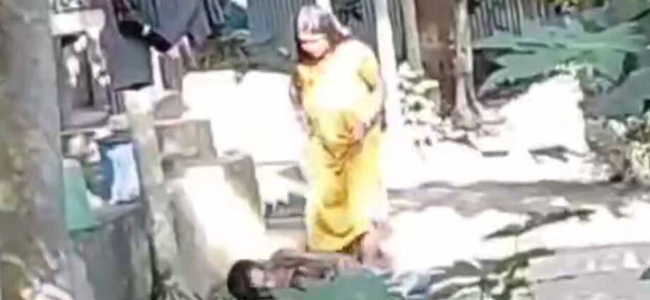 অসুস্থ বাবাকে বেধড়ক মারধরের অভিযোগ মেয়ের বিরুদ্ধে, হাবড়ার ভাইরাল ভিডিওয় শোরগোল অসুস্থ বাবাকে বেধড়ক মারধরের অভিযোগ মেয়ের বিরুদ্ধে, হাবড়ার ভাইরাল ভিডিওয় শোরগোল