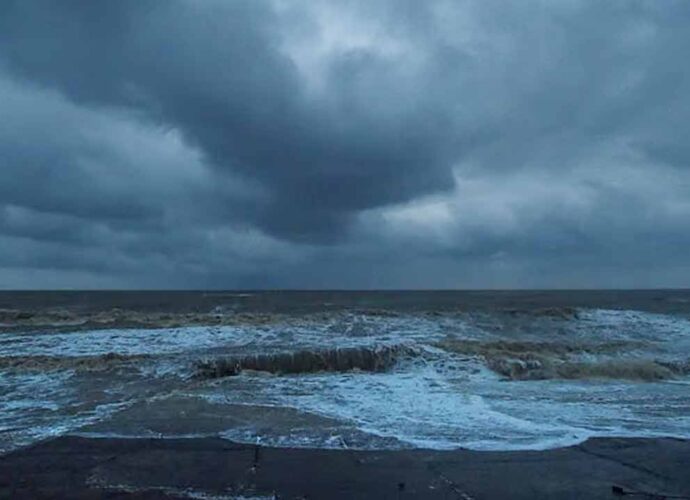 বঙ্গোপসাগরে গভীর নিম্নচাপের পূর্বাভাস: মঙ্গলবার থেকে রাজ্যজুড়ে ঝোড়ো হাওয়াসহ ভারী বৃষ্টির সতর্কতা