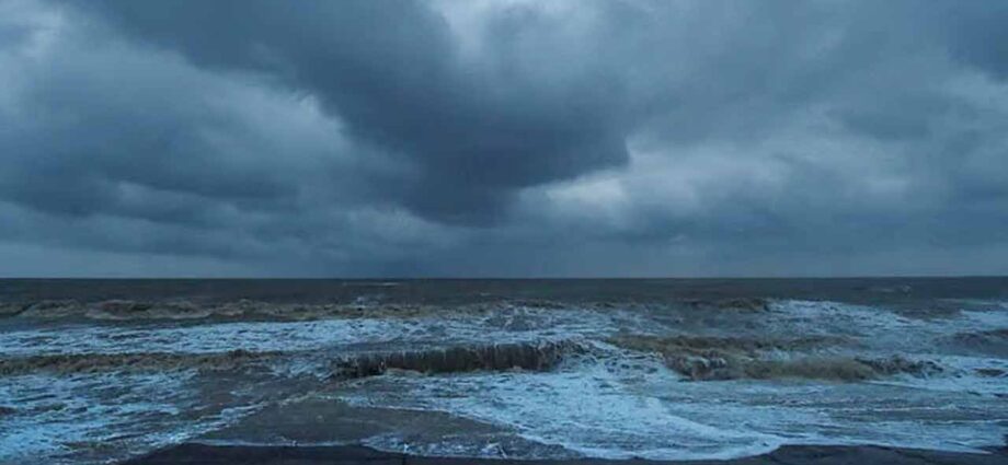বঙ্গোপসাগরে গভীর নিম্নচাপের পূর্বাভাস: মঙ্গলবার থেকে রাজ্যজুড়ে ঝোড়ো হাওয়াসহ ভারী বৃষ্টির সতর্কতা