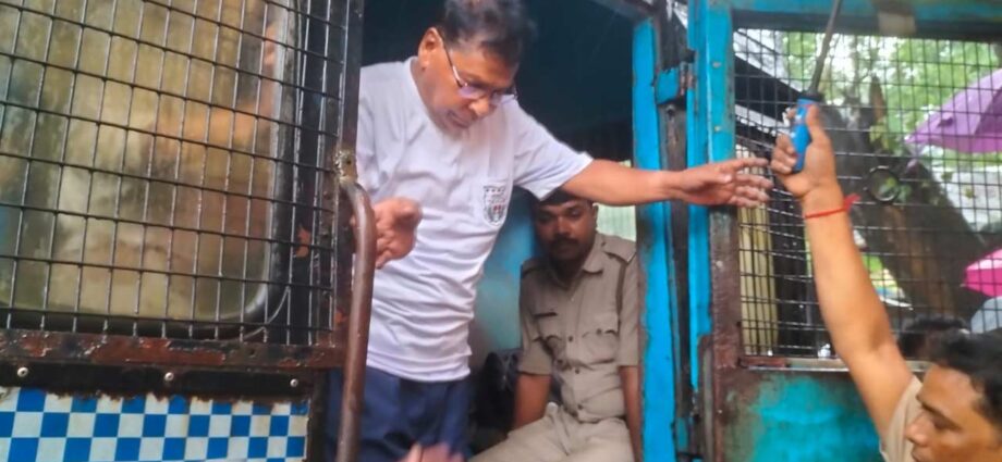 আর্থিক প্রতারণা মামলায় ধৃত প্রাক্তন তৃণমূল বিধায়ক অজিত মাইতিকে চার দিনের পুলিশি হেফাজতের নির্দেশ