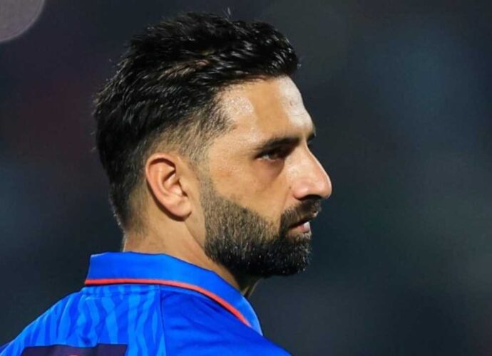 অভিষেক ম্যাচেই লজ্জার রেকর্ড আকিব নবির, গুয়াহাটির ব্যাটারবান্ধব পিচ নিয়ে ক্ষুব্ধ কোচ গম্ভীর