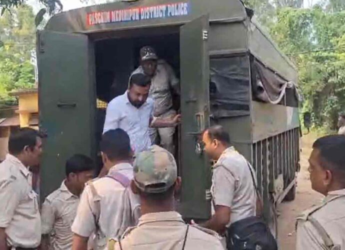 চাকরির নামে কোটি কোটি টাকার প্রতারণার অভিযোগ, অভিষেক বন্দ্যোপাধ্যায়ের আপ্তসহায়ক সুমিত রায়কে হেফাজতে নিল গড়বেতা থানা