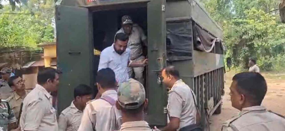 চাকরির নামে কোটি কোটি টাকার প্রতারণার অভিযোগ, অভিষেক বন্দ্যোপাধ্যায়ের আপ্তসহায়ক সুমিত রায়কে হেফাজতে নিল গড়বেতা থানা