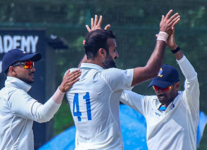 রঞ্জি ট্রফিতে দিল্লির বিরুদ্ধে সরাসরি জয়ের হাতছানি বাংলার, ভরসা শামি-আকাশদীপরা