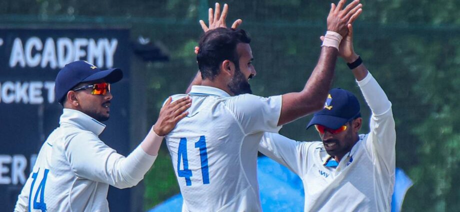 রঞ্জি ট্রফিতে দিল্লির বিরুদ্ধে সরাসরি জয়ের হাতছানি বাংলার, ভরসা শামি-আকাশদীপরা