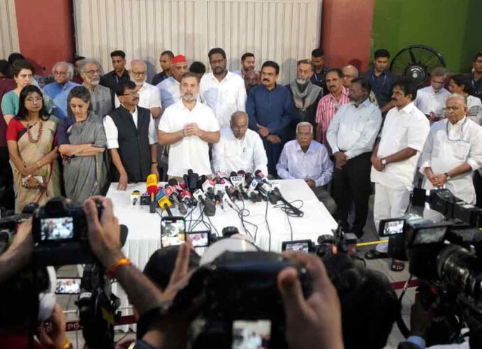 জ্ঞানেশ কুমারের ইস্তফার দাবিতে আন্দোলন জারি, ‘জাল গুটিয়ে আসছে’ মোদী-শাহদের, হুঁশিয়ারি রাহুলের