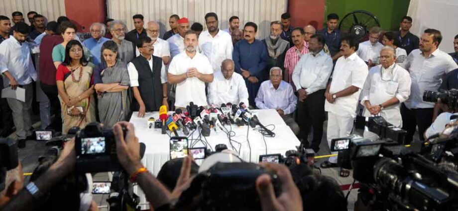 জ্ঞানেশ কুমারের ইস্তফার দাবিতে আন্দোলন জারি, ‘জাল গুটিয়ে আসছে’ মোদী-শাহদের, হুঁশিয়ারি রাহুলের