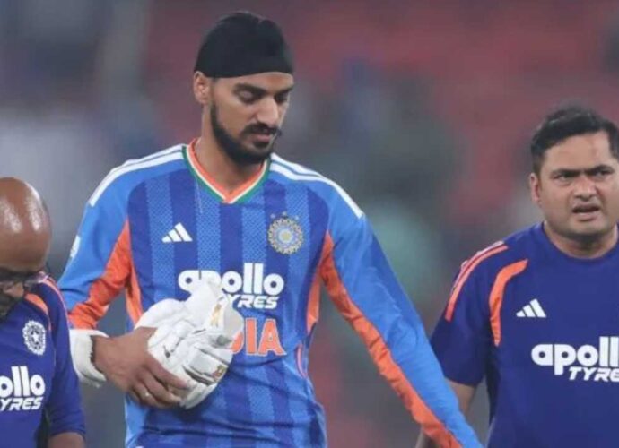 চোট পাওয়ার পরেও অর্শদীপের শরীর লক্ষ্য করে বল, শামার জোসেফের আচরণে ক্ষুব্ধ গাওস্কর