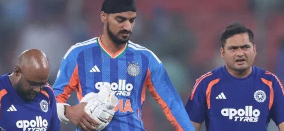 চোট পাওয়ার পরেও অর্শদীপের শরীর লক্ষ্য করে বল, শামার জোসেফের আচরণে ক্ষুব্ধ গাওস্কর