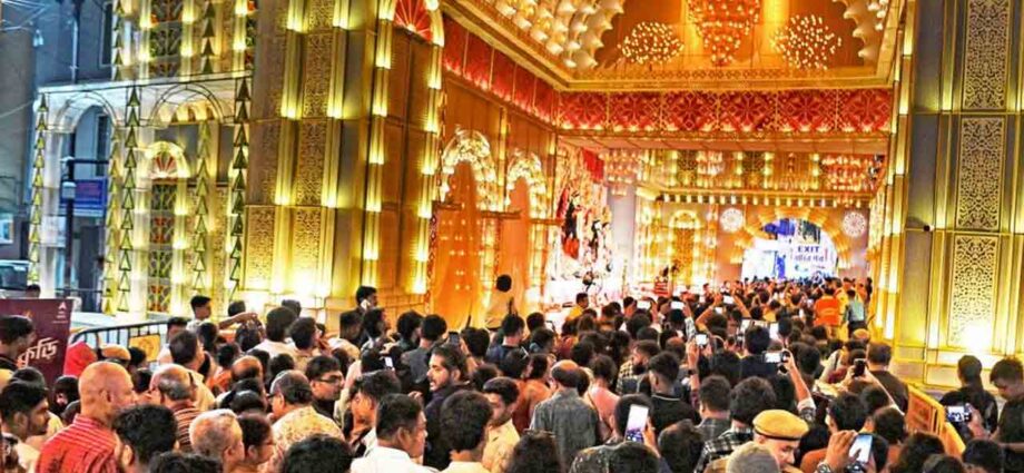 নবমীতে বৃষ্টির ভ্রুকুটি নেই, চুটিয়ে ঠাকুর দেখার সুযোগ! কেমন থাকবে পুজোর আবহাওয়া?