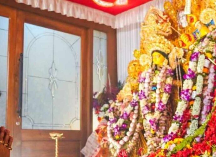 তিন শতাব্দীর পারিবারিক ঐতিহ্যে উমার আরাধনা, দ্বিতীয় বছরে সল্টলেকের ‘মৌ-এর দুর্গাবাড়ি’