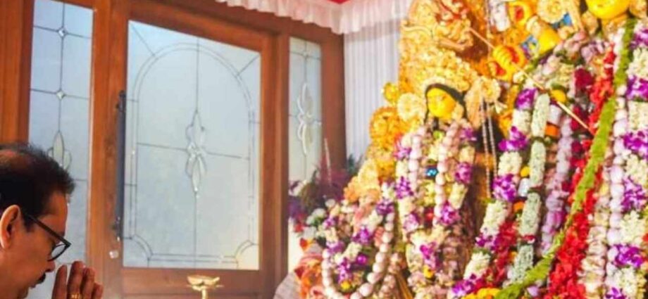 তিন শতাব্দীর পারিবারিক ঐতিহ্যে উমার আরাধনা, দ্বিতীয় বছরে সল্টলেকের ‘মৌ-এর দুর্গাবাড়ি’