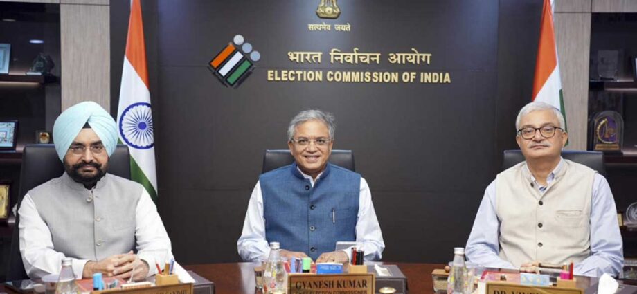 জ্ঞানেশ কুমারকে এড়িয়েই ক্যাবিনেট সচিবকে চিঠি দুই নির্বাচন কমিশনারের, জানাল আরটিআই