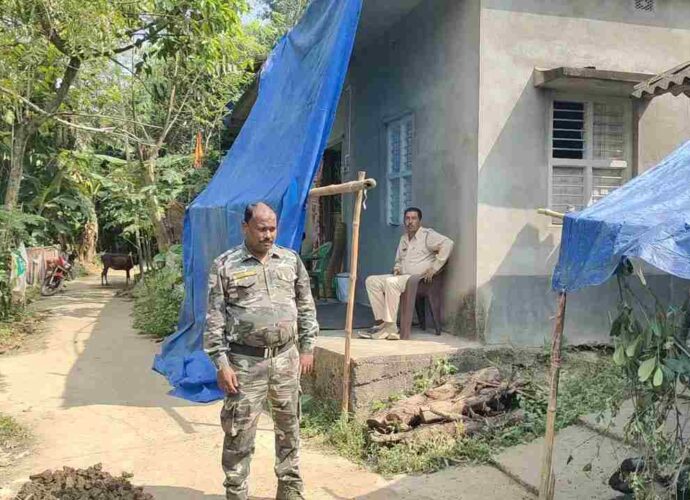 যিশুকে বিশ্বাসের ‘অপরাধে’ চন্দ্রকোনায় খ্রিস্টান ধর্মাবলম্বী পরিবারগুলির ওপর হামলার অভিযোগ, এলাকায় পুলিশি প্রহরা যিশুকে বিশ্বাসের ‘অপরাধে’ চন্দ্রকোনায় খ্রিস্টান ধর্মাবলম্বী পরিবারগুলির ওপর হামলার অভিযোগ, এলাকায় পুলিশি প্রহরা
