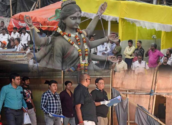 চোরবাগান পদপিষ্টের ঘটনা: ‘মণ্ডপ ভেঙে পড়ছে’ ঘোষণার রহস্যভেদে মুখোমুখি জেরা করা হবে ধৃত দুই ঘোষককে চোরবাগান পদপিষ্টের ঘটনা: ‘মণ্ডপ ভেঙে পড়ছে’ ঘোষণার রহস্যভেদে মুখোমুখি জেরা করা হবে ধৃত দুই ঘোষককে