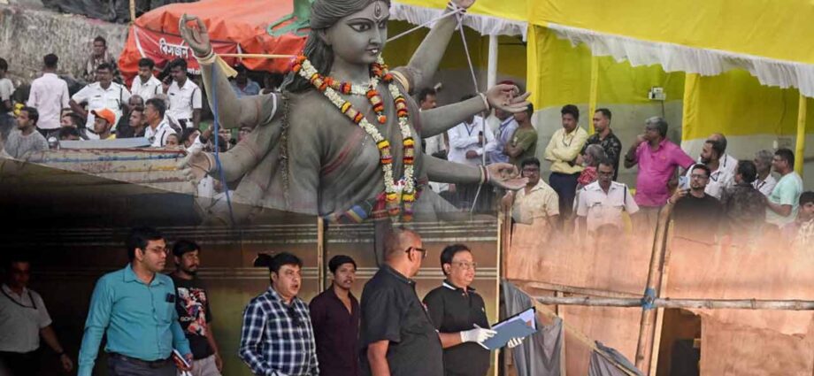 চোরবাগান পদপিষ্টের ঘটনা: ‘মণ্ডপ ভেঙে পড়ছে’ ঘোষণার রহস্যভেদে মুখোমুখি জেরা করা হবে ধৃত দুই ঘোষককে