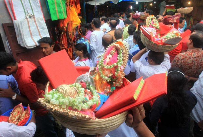 বাঙালি হিন্দুর প্রধান ভাষা বাংলা,অবশ্যই বাংলা ভাষা মানেই বাঙালি নয়।সকালে পানি দিয়ে গোসল করে দুপুরে দাওয়াতে গেলাম অবশ্যই বাংলা ভাষা নয়।কিন্তু তারাও হিন্দি জানে,সহজেই উর্দু ভাষীদের সাথে মিলেমিশে সাংস্কৃতিক ভাব বিনিময় করে