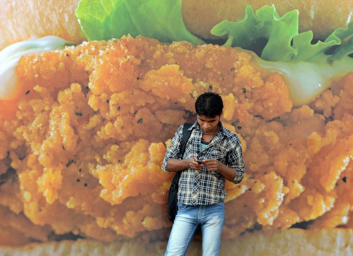 সকালে গ্যাসের দাম বাড়লেও, বিকেলে কমল তেল, ডালের দাম