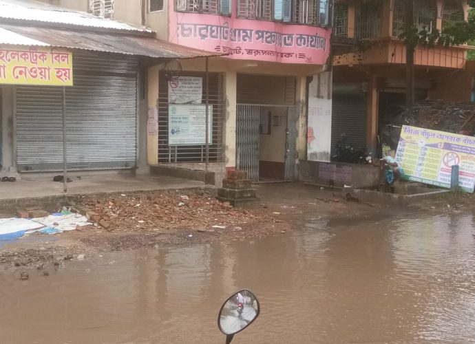 চারঘাট পঞ্চায়েতে জল জমায় পথচলতি মানুষ পড়েছে দুর্বিপাকে