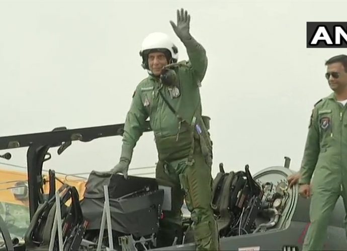 হাল্কা যুদ্ধবিমান তেজসে উড়ান সম্পন্ন করলেন প্রতিরক্ষামন্ত্রী রাজনাথ সিং