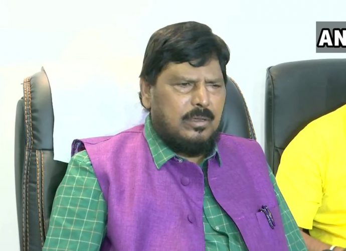 মহারাষ্ট্রের মুখ্যমন্ত্রী পদে দেবেন্দ্র ফড়নবিশকে সমর্থন করলেন রামদাস আঠাওলে