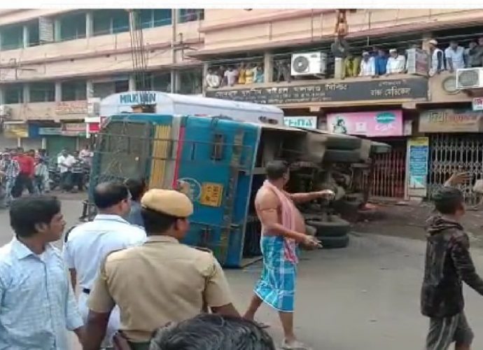 হাওড়ায় বাস উল্টে মারা গেলেন কন্ডাক্টর, পালিয়ে গেল চালক