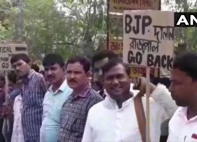 মুর্শিদাবাদের ডোমকলে রাজ্যপাল জগদীপ ধনখড়কে কালো পতাকা দেখালো তৃণমূল কংগ্রেসের কর্মীরা