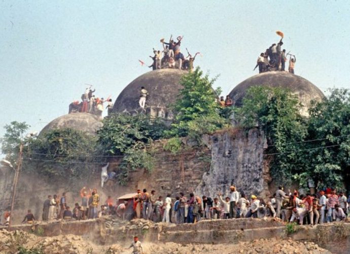 মাটির নীচে হিন্দু স্থাপত্য ওপরে বাবরের জবরদখল